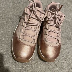 Wmns Air Jordan 11 Retro Low
'Rose Gold' Sample